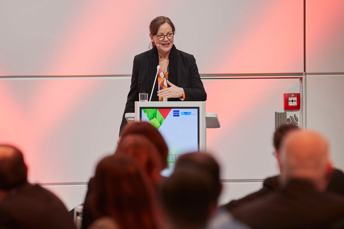 WV Stahl-Hauptgeschäftsführerin Rippel äußerte sich auf dem Hüttentag in Essen zum Thema Wasserstoff und forderte darüber hinaus eine neue EU-Handelspolitik (Foto: DVS Media_Yasmin Bertemes)